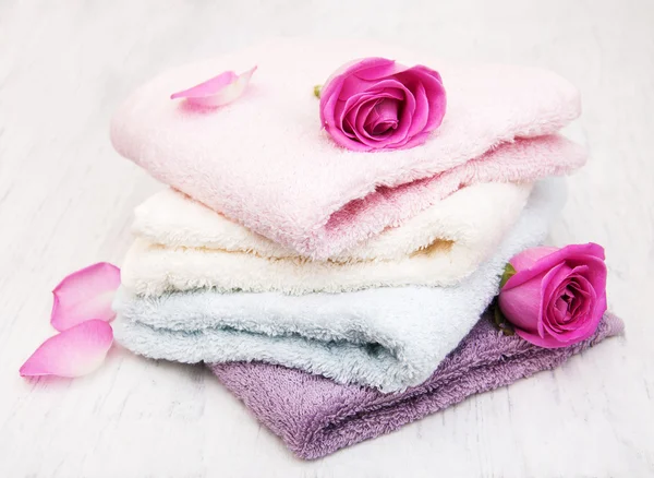 Πετσέτες μπάνιου με ροζ τριαντάφυλλα — Φωτογραφία Αρχείου