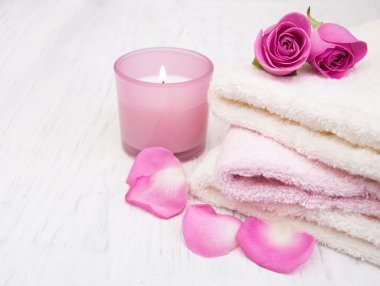 Pembe Gül ile banyo havlusu
