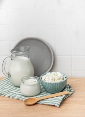 Sağlıklı bir kahvaltı için bir sürahi süt, yoğurt ve süzme peynir.