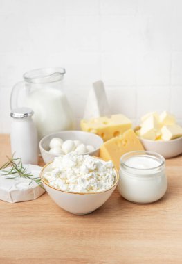 Sağlıklı besin sunan süt, peynir, yoğurt ve tereyağı çeşitleri