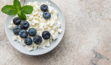 Yaban mersinli ve nane filizli süzme peynir sağlıklı, protein zengini bir kahvaltı veya atıştırmalık yaratır.