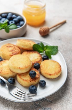 Peynirli krep ya da şuruplu, yabanmersinli ve nane şekerli, bal kablı.