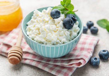 Yabanmersinli süzme peynir, nane ve bal sağlıklı bir kahvaltıyı temsil ediyor.