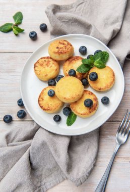 Altın şuruplu süzme peynirli krep. Kahvaltıda taze yaban mersinli ve naneli.