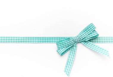 Gingham kurdelesi bir yayla bağlanmış, kutlamayı ve hediye paketlemesini simgeliyor.