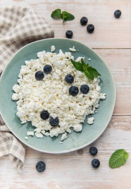 Taze yaban mersini ve nane yapraklarıyla servis edilen süzme peynir.