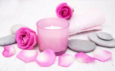 Pembe Gül ile banyo havlusu