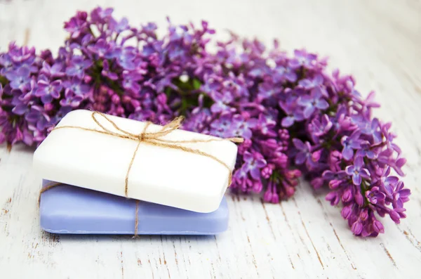 Jabón natural y flores lila — Foto de Stock