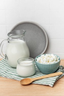 Sağlıklı bir kahvaltı için bir sürahi süt, yoğurt ve süzme peynir.