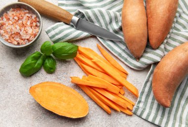 Taze fesleğen ve kaya tuzu ile birlikte çiğ patatesleri kızartmaya çeviriyorum.