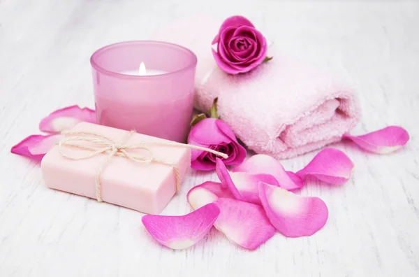 Ręczniki i mydło z róż — Zdjęcie stockowe