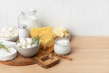 Peynir, tereyağı, ricotta, mozzarella ve süt gibi çeşitli sağlıklı süt ürünleri
