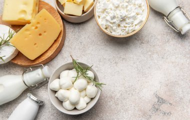 Peynir, süt, mozzarella, süzme peynir ve tereyağı gibi çeşitli süt ürünleri