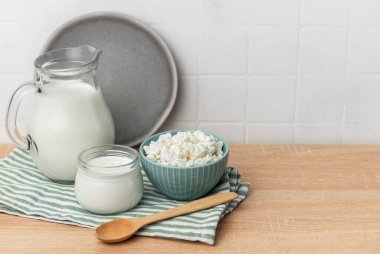 Sağlıklı bir kahvaltı için bir sürahi süt, yoğurt ve süzme peynir.