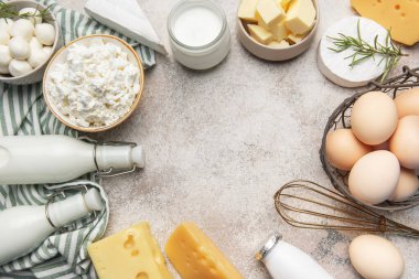 Taze süt ürünleri ve yumurta çeşitleri sağlıklı bir kahvaltı ve yemek malzemeleri çerçevesi oluşturuyor.