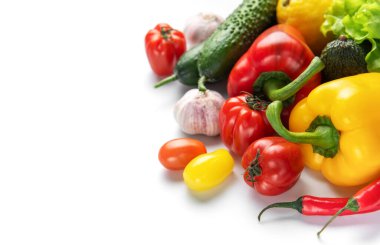 Temiz beyaz arka planda taze organik sebzeler ve baharatlar.