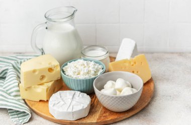 Süt, peynir ve süzme peynir de dahil olmak üzere çeşitli süt ürünleri, kalsiyum
