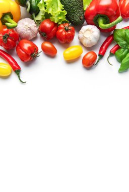 Çeşitli organik sebzeler parlak beyaz bir yüzey üzerinde iyi besin sağlıyor.