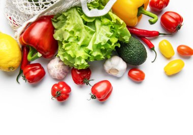 Biber, marul, domates ve sarımsak da dahil taze toplanmış organik ürünler.