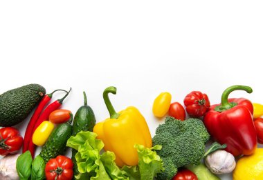 Canlı, sağlıklı bir yiyecek sınırı olarak düzenlenmiş taze organik sebzeler.