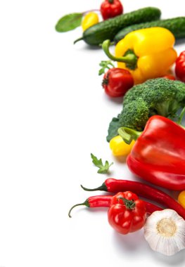 Taze organik sebzeler beslenme kavramları için sağlıklı ve canlı bir besin kaynağı sağlıyor.