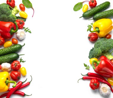 Taze renkli sebzeler beyaz arka planda sağlıklı yiyecekler üretiyor.