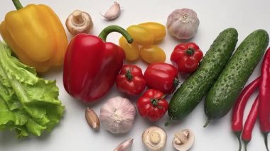 Temiz beyaz arka planda izole edilmiş taze, taze, organik sebzelerin renkli seçimi