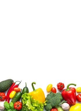 Taze renkli sebzeler beyaz arka planda canlı bir sınır oluşturuyor.