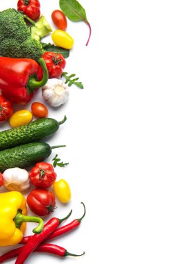 Çan biberi, domates ve salatalık içeren taze organik sebzeler dikey bir sınır oluşturuyor.