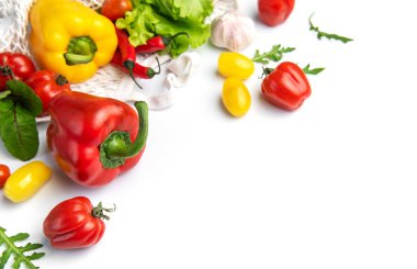 Beyaz arka planda dolmalık biberli ve domatesli taze sebzeler