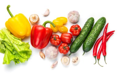 Taze toplanmış renkli sebzeler beyaz arka planda izole edilmiş, sağlıklı beslenmeyi temsil ediyor.