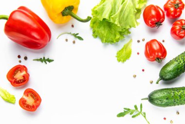 Taze dolmalık biber, domates, salatalık ve marul sağlıklı bir sınır oluşturuyor.