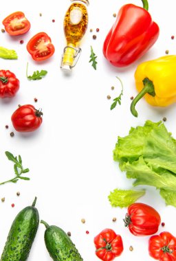 Taze sebzeler, zeytinyağı ve beyaz arka planda sıralanmış baharatlar.