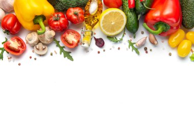 Taze sebzeler, bitkiler, zeytinyağı ve baharatlar sağlıklı bir yiyecek sınırı oluşturuyor.