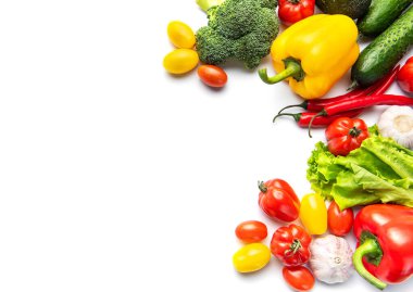 Renkli çiğ sebzeler sağlıklı bir yiyecek sınırı oluşturuyor.