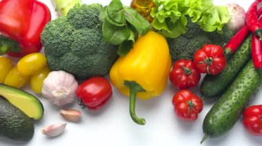 Beyaz arka planda soyutlanmış çiğ, organik sebzeler ve zeytinyağı renkli seçim.