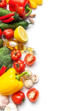 Taze renkli sebzeler, mantarlar, limon ve yağ beyaz arka planda.