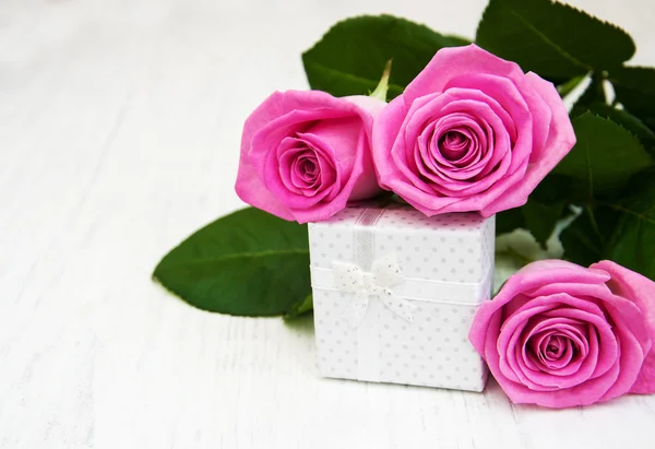 Rosas rosadas y caja de regalo — Foto de Stock