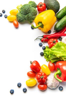 Taze taze sebze ve böğürtlen çeşitleri beyaz arka planda bir sınır oluşturuyor.