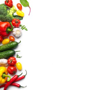 Biber, salatalık ve beyaz arka planda domatesler dahil taze toplanmış sebzeler.