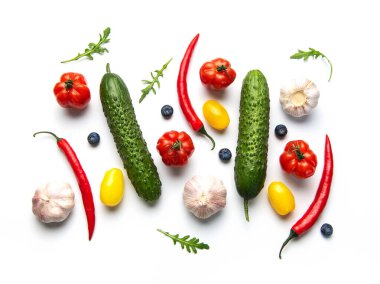 Taze salatalık, domates, biber, sarımsak, roka ve yaban mersini sağlıklı besin düzlüğü oluşturur.