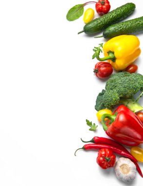 Taze organik sağlıklı sebzeler, canlı renkli bir sınır oluşturuyor.