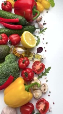 Taze organik sebzeler, otlar, baharatlar ve beyaz arka planda izole edilmiş zeytinyağı.