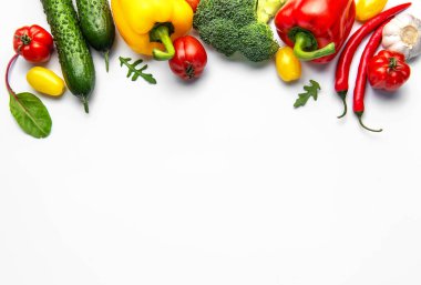 Taze organik sebzeler ve baharatlar fotokopi alanı ile beyaz bir arkaplanda düzenlenmiştir.