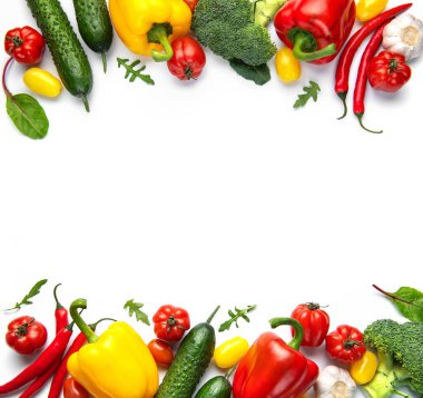 Rengarenk taze sebzelerin karışımı beyazın üzerinde canlı bir sınır oluşturuyor.