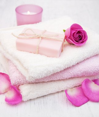 Banyo Havlu ve sabun ile pembe güller