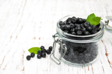 Bir jur içinde taze yaban mersini