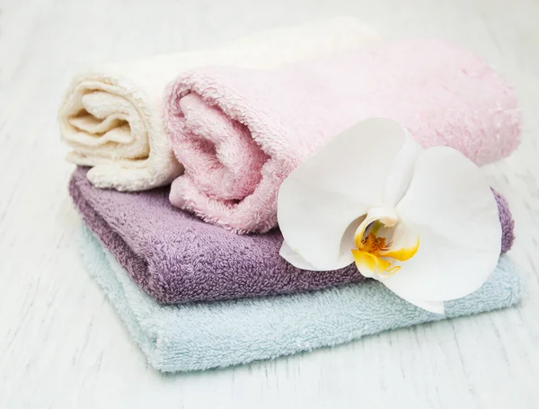 Ορχιδέες και πετσέτες spa — Φωτογραφία Αρχείου