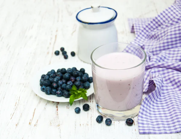 Yogur de frutas con bayas —  Fotos de Stock