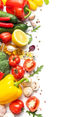 Taze sebzeleri, mantarları, yeşillikleri ve baharatları beyaz bir yüzeyde toplamak.